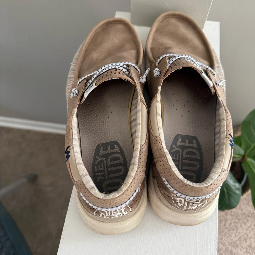 Hey Dude Men’s Size 11 Welsh Grip Loafers in Tan